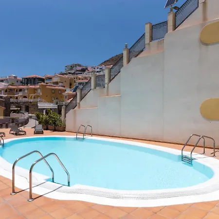 Apartament Cozy 2br Retreat With Big Terrace, Peaceful Minutes Away From The