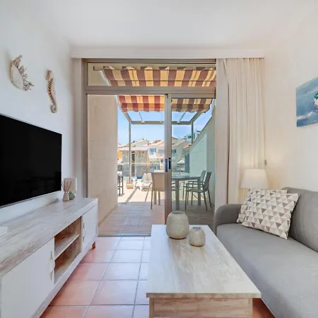 Cozy 2br Retreat With Big Terrace, Peaceful Minutes Away From The Apartament