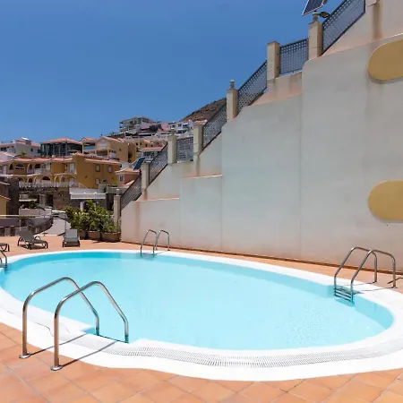 Apartament Cozy 2br Retreat With Big Terrace, Peaceful Minutes Away From The